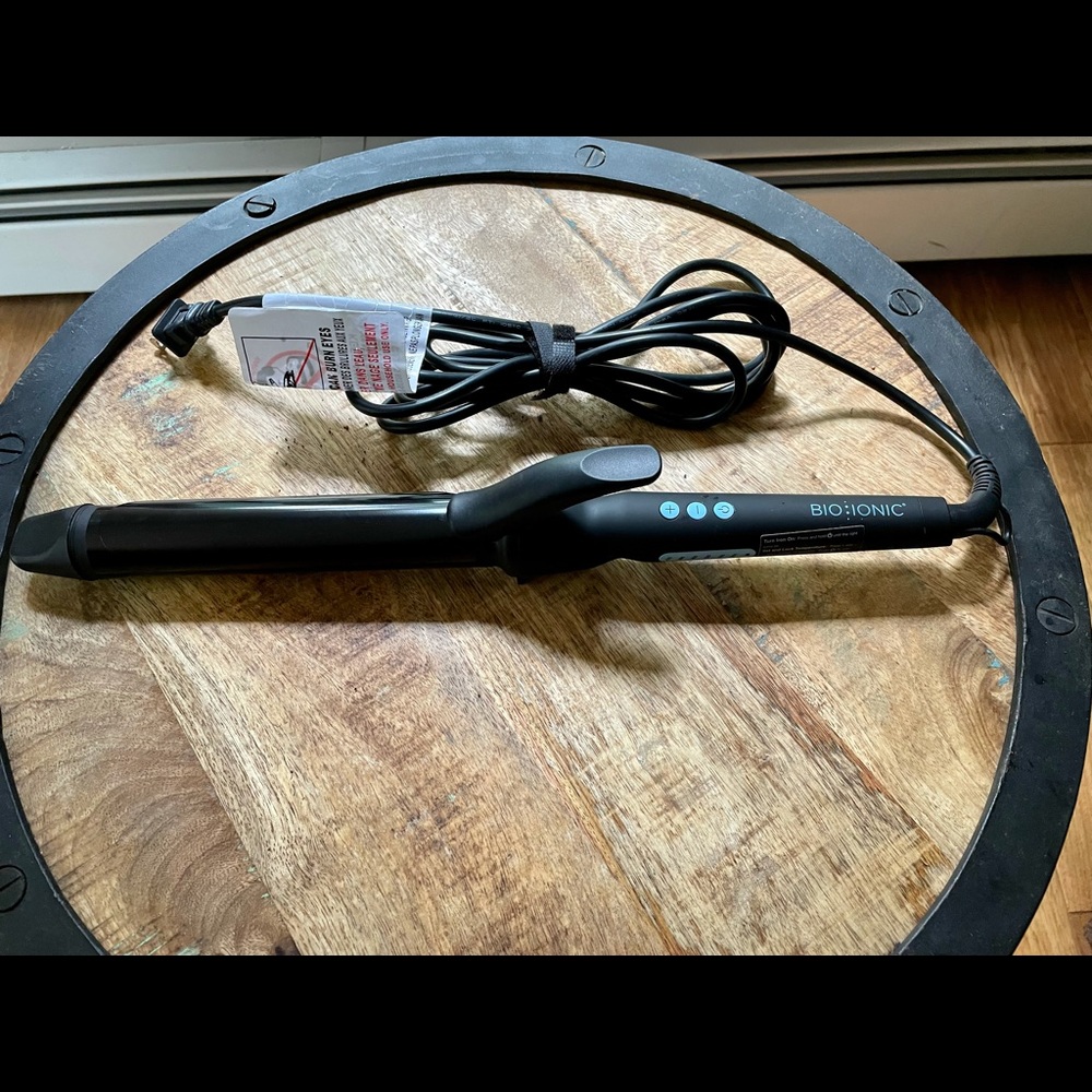 Bio Ionic Black Long Barrel Styler 1.25 in Pro Curling Iron.